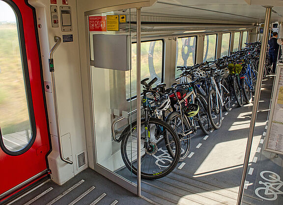 Foto Radabteil Das Bild zeigt ein Fahrradabteil im Zug mit vielen Rädern