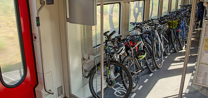 Foto Radabteil Das Bild zeigt ein Fahrradabteil im Zug mit vielen Rädern