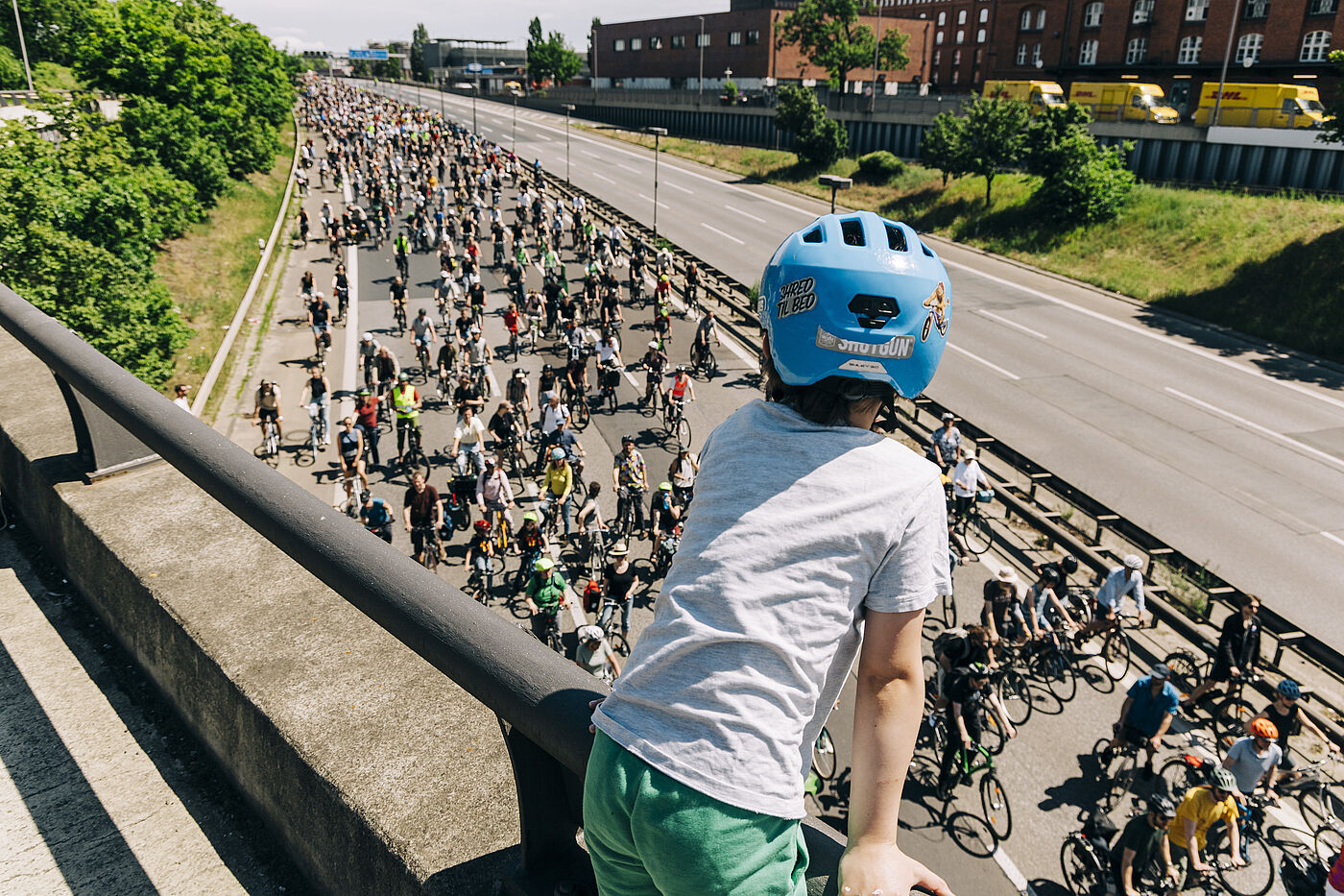 Sternfahrt 2025 Kind schaut auf die ADFC Fahrradsternfahrt auf der Autobahn hinunter