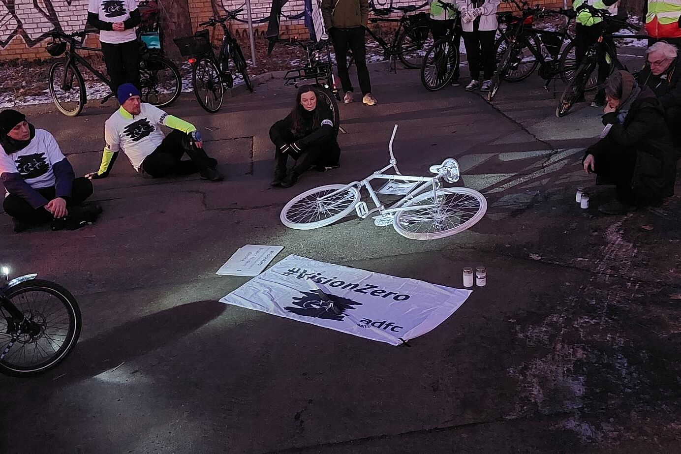 Mahnwache für verstorbenen Radfahrer in Weißensee Mahnwache für verstorbenen Radfahrer in Weißensee