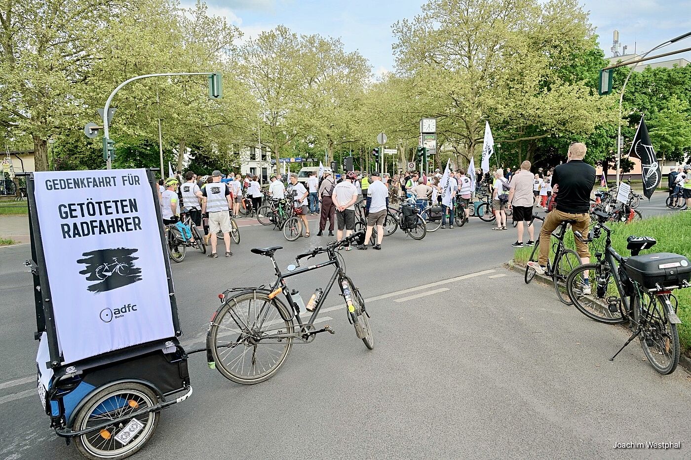 GR_2026-05-04_joachim-westphal_01.jpg Gedenken und Geisterrad-Aufstellung am Unfallort Neuköllner Straße Ecke Alt Rudow