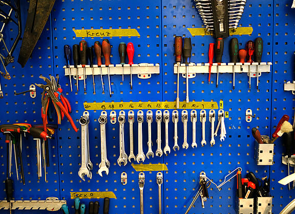Werkzeugwand SHW blaue Wand mit Werkzeug