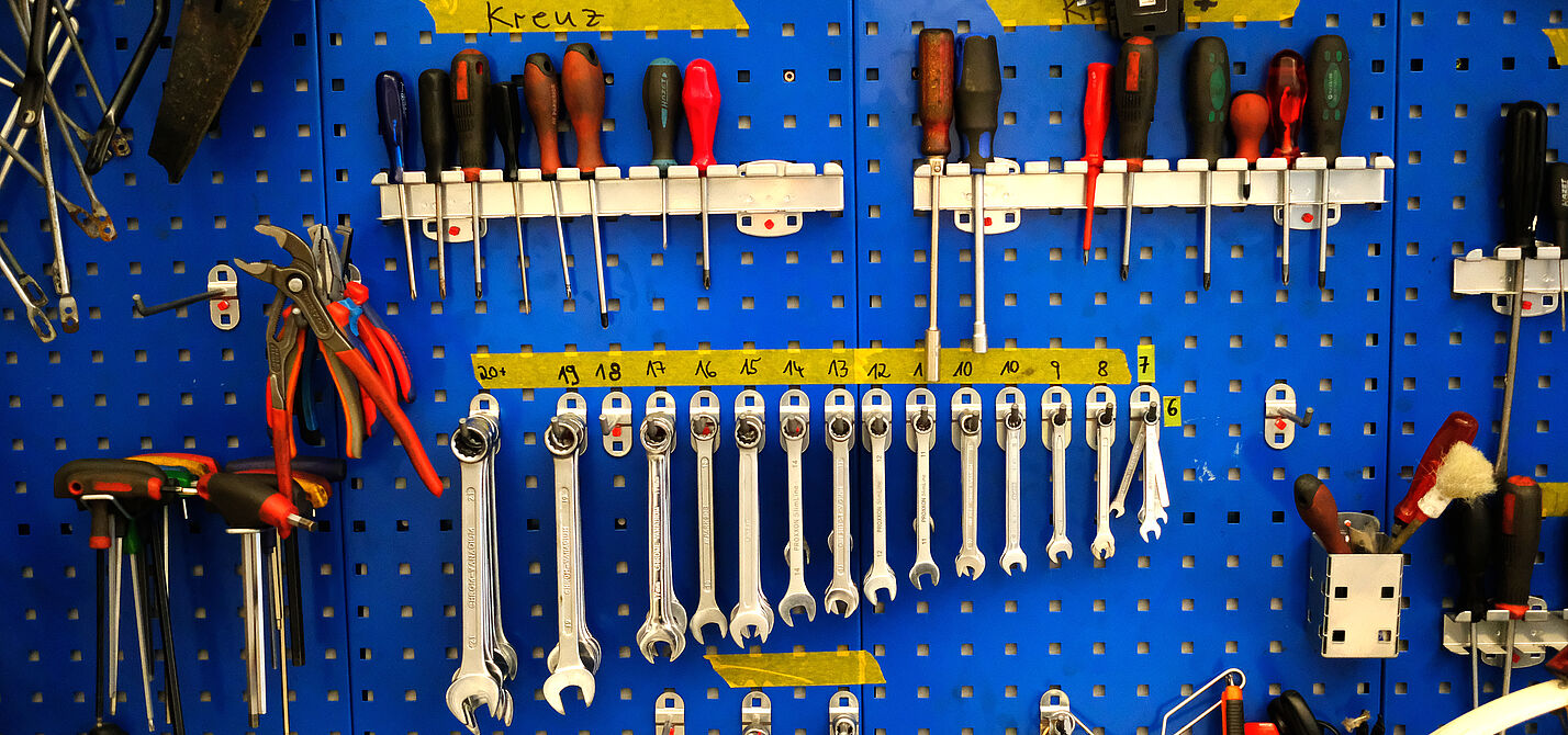 Werkzeugwand SHW blaue Wand mit Werkzeug