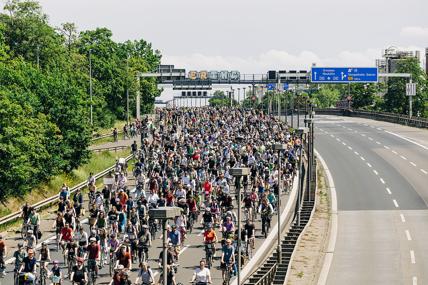 ADFC-Sternfahrt 2025 Radfahrende fahren auf der einen Seite der Autobahn während die andere komplett leer ist