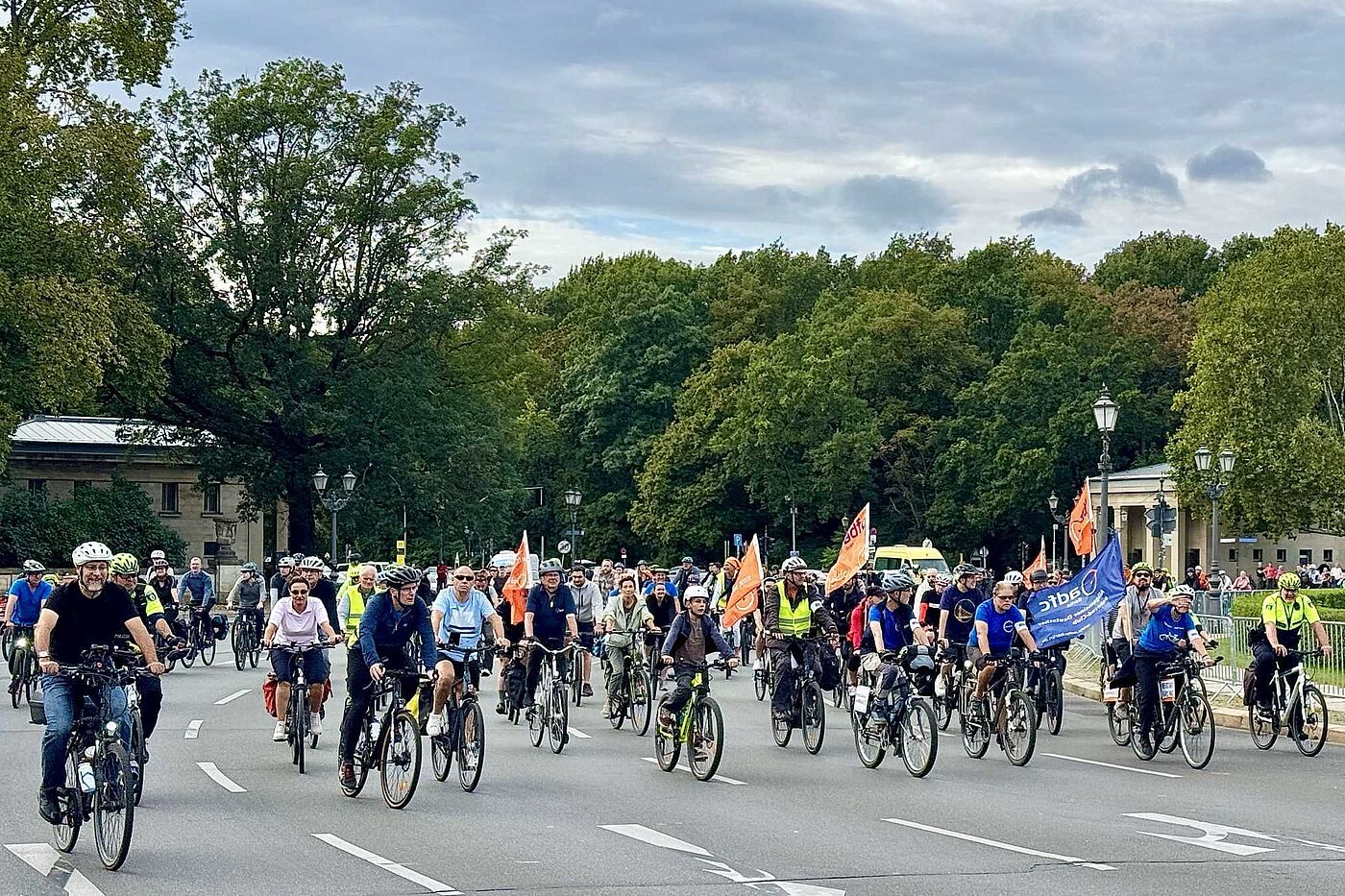 Radfahrende bei Demonstration mit Fahnen