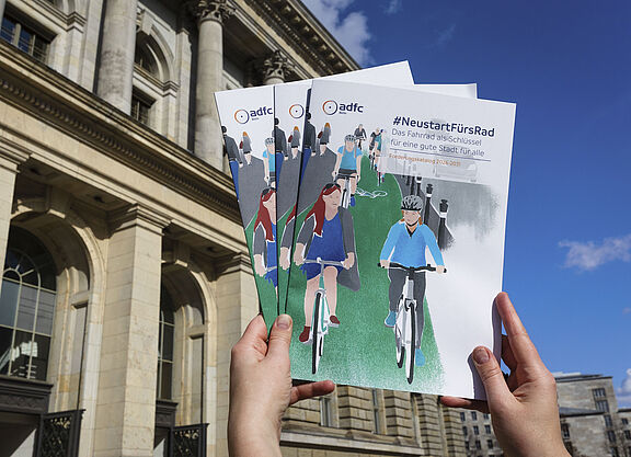 Forderungskatalog vor AGH Der ADFC Berlin bringt den Forderungskatalog #NeustartFürsRad ins Abgeordnetenhaus