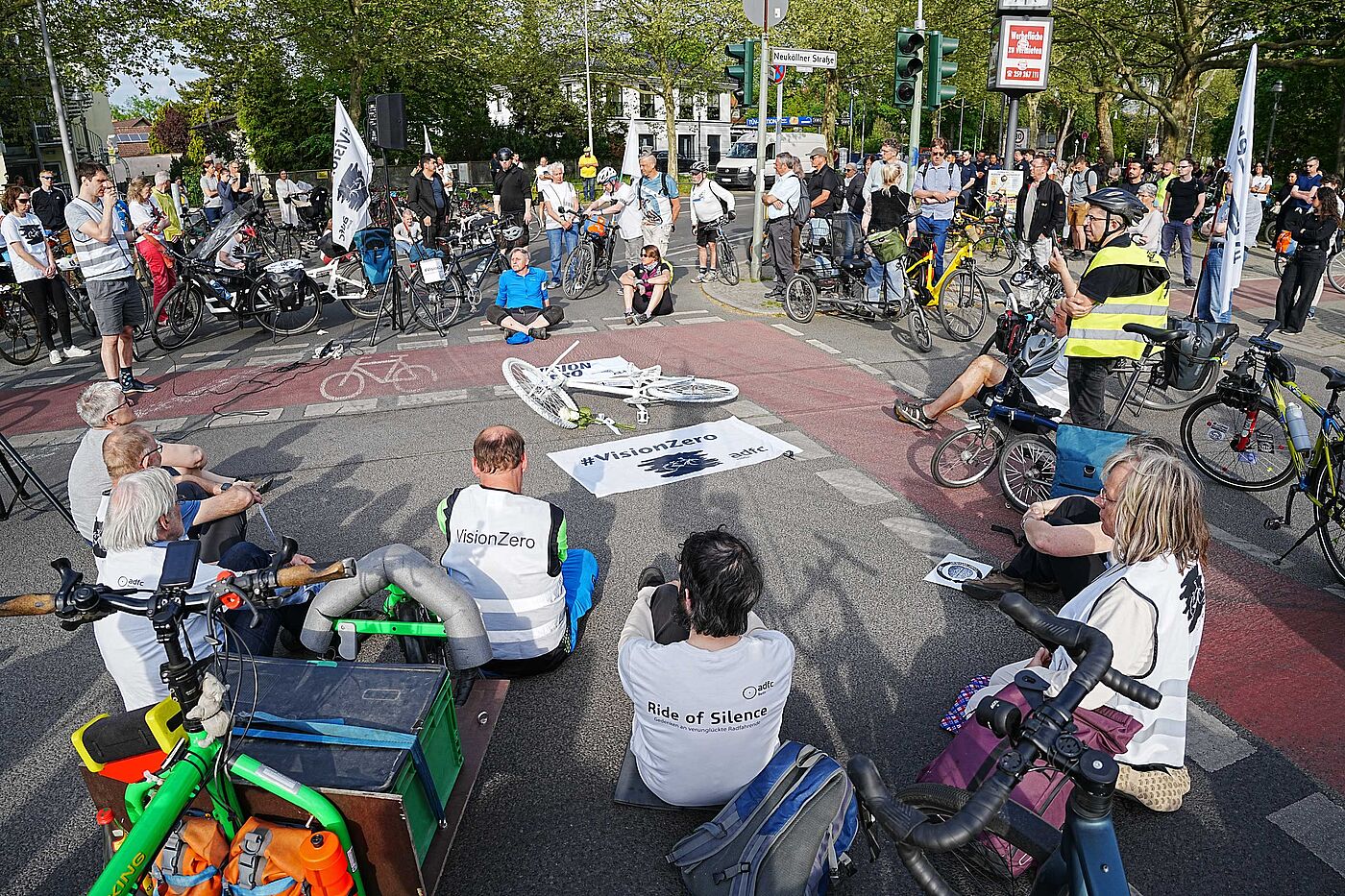 GR_2026-05-04_ChristophDuerschlag_06.jpg Gedenken und Geisterrad-Aufstellung am Unfallort Neuköllner Straße Ecke Alt Rudow