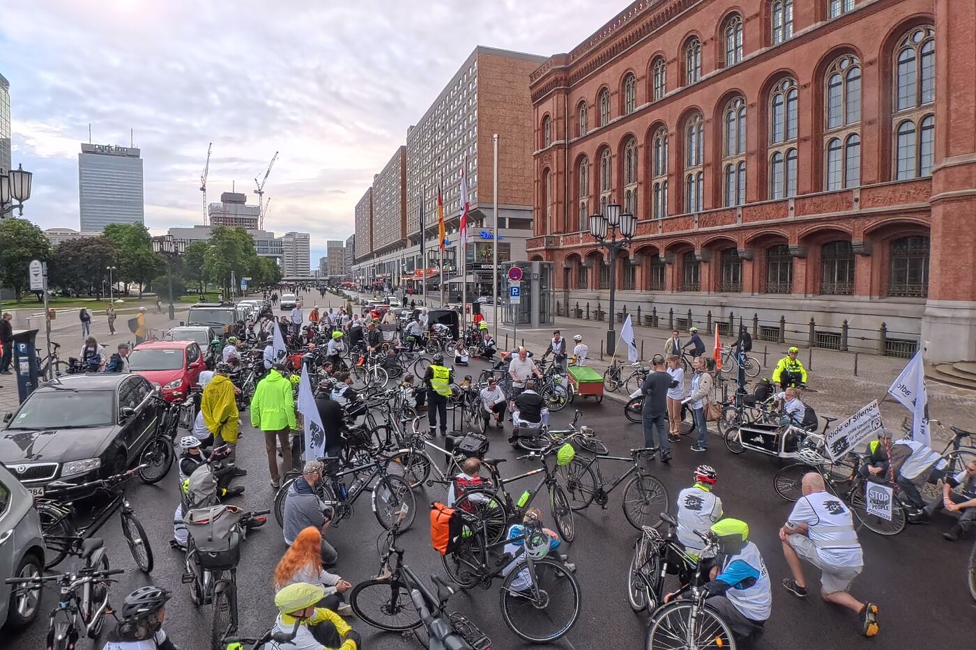 Ride of Silence 2026 Sit In Menschen sitzen zum Protest vor dem Roten Rathaus