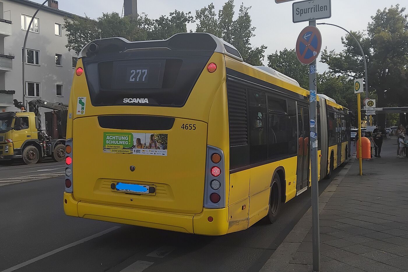 Bushaltestelle Ein Bus hält an der Bushaltestelle auf der Radverkehrsführung mit gestrichteltem Schutzstreifen