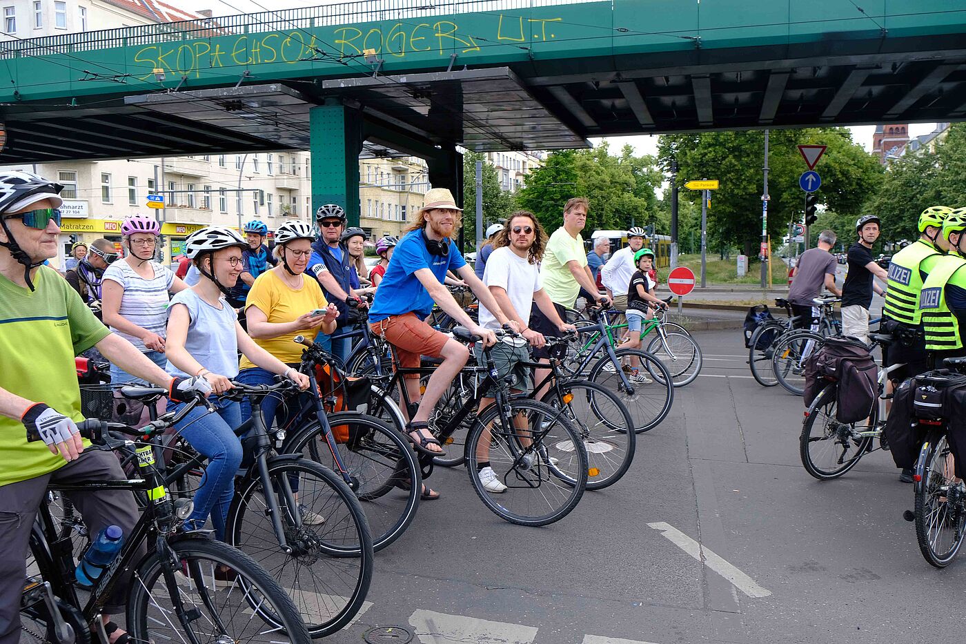 Der Zug aus Wedding trifft auf den Zug aus Pankow. 48. ADFC-Sternfahrt. Der Zug aus Wedding trifft auf den Zug aus Pankow. 48. ADFC-Sternfahrt.