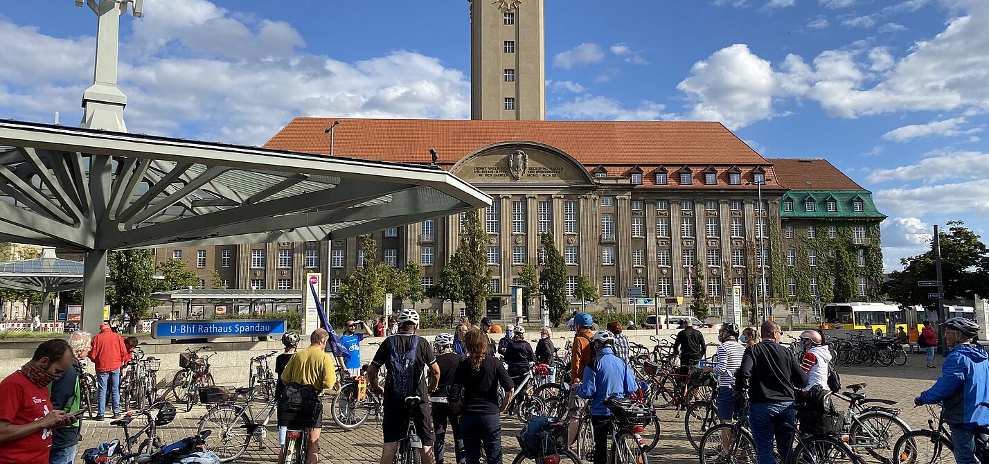 ADFC Kieztour vor dem Rathaus Spandau ADFC Kieztour vor dem Rathaus Spandau