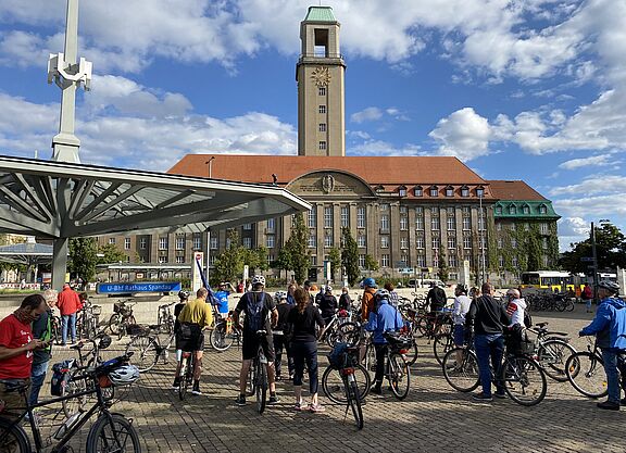 ADFC Kieztour vor dem Rathaus Spandau ADFC Kieztour vor dem Rathaus Spandau