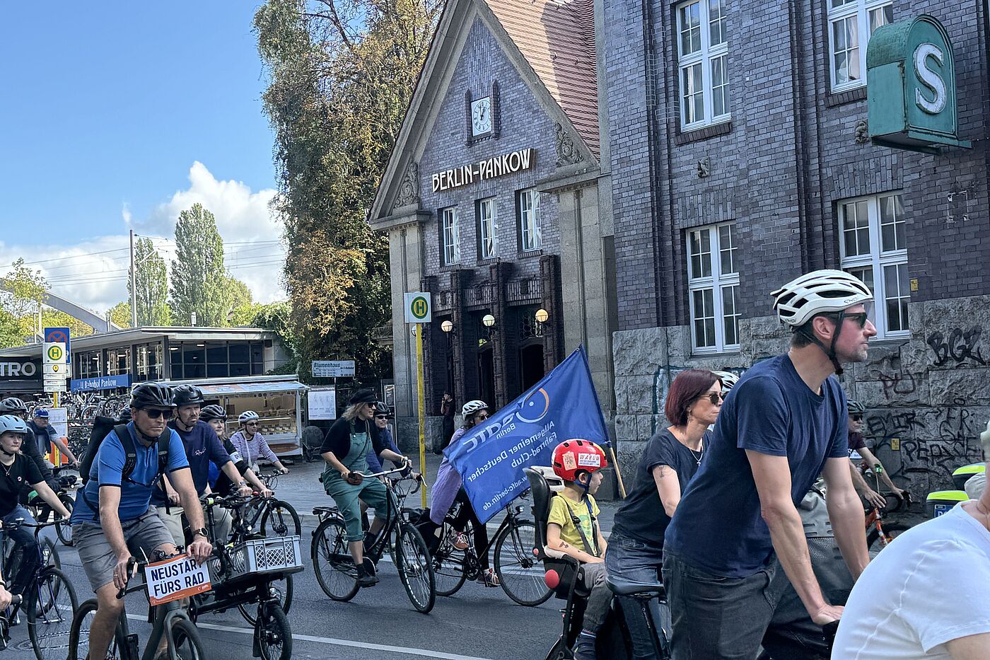 Dutzende Radfahrende fahren vor dem S-Bahnhof Pankow los.