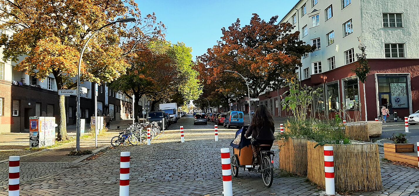 Poller-Reihe im Bellermannkiez Poller-Reihe im Bellermannkiez: Der Fuß- und Radverkehr fließt.