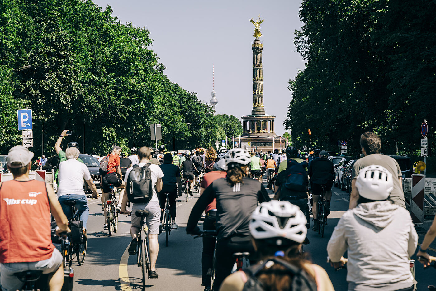 Sternfahrt 2023 Radfahrende fahren auf die Siegessäule in Berlin zu