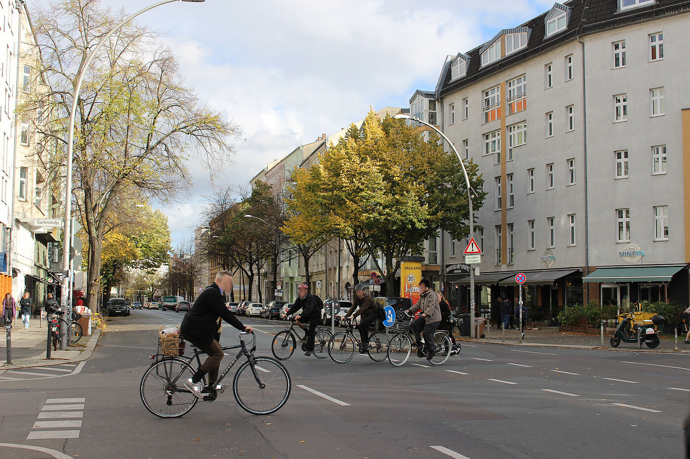 Radquerung der Torstraße an der Gartenstraße 4 Radfahrer:innen fahren queren eine breite Innenstadtstraße