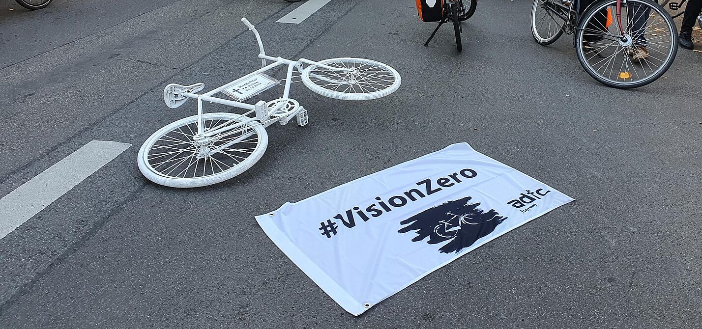 Mahnwache für getöteten Radfahrer in Wilmersdorf Mahnwache für getöteten Radfahrer in Wilmersdorf