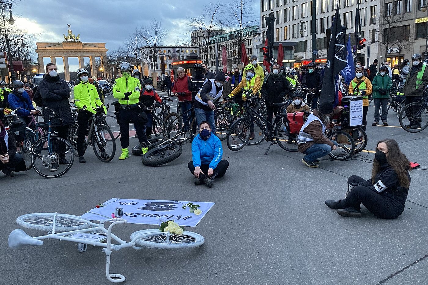 Geisterradaufstellung nahe Brandenburger Tor Geisterradaufstellung nahe Brandenburger Tor