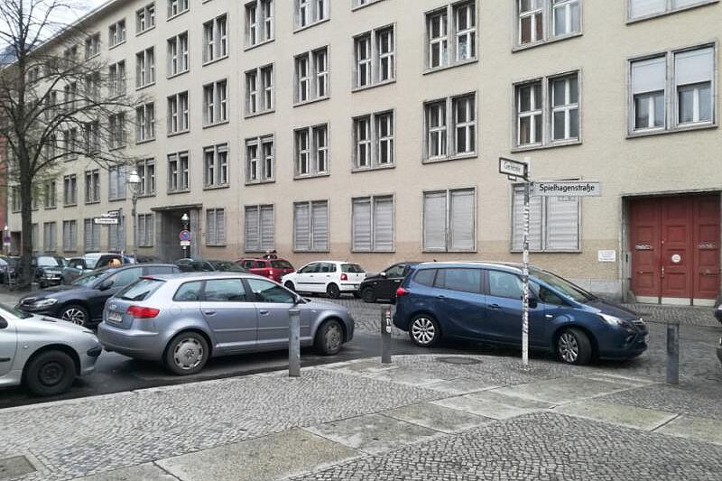 Zugeparkte Ecke Kein Durchkommen: Zugeparkte Ecke durch unerlaubt abgestellte Pkw