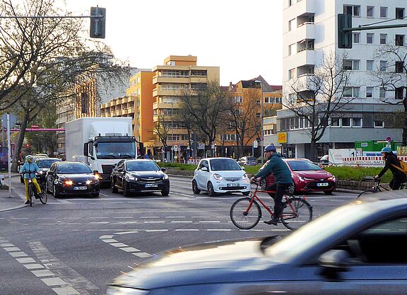 Auf der Fahrbahn am Lützowplatz fahren viele Autos. Für die drei Radfahrenden auf dem Foto ist kaum Platz. 