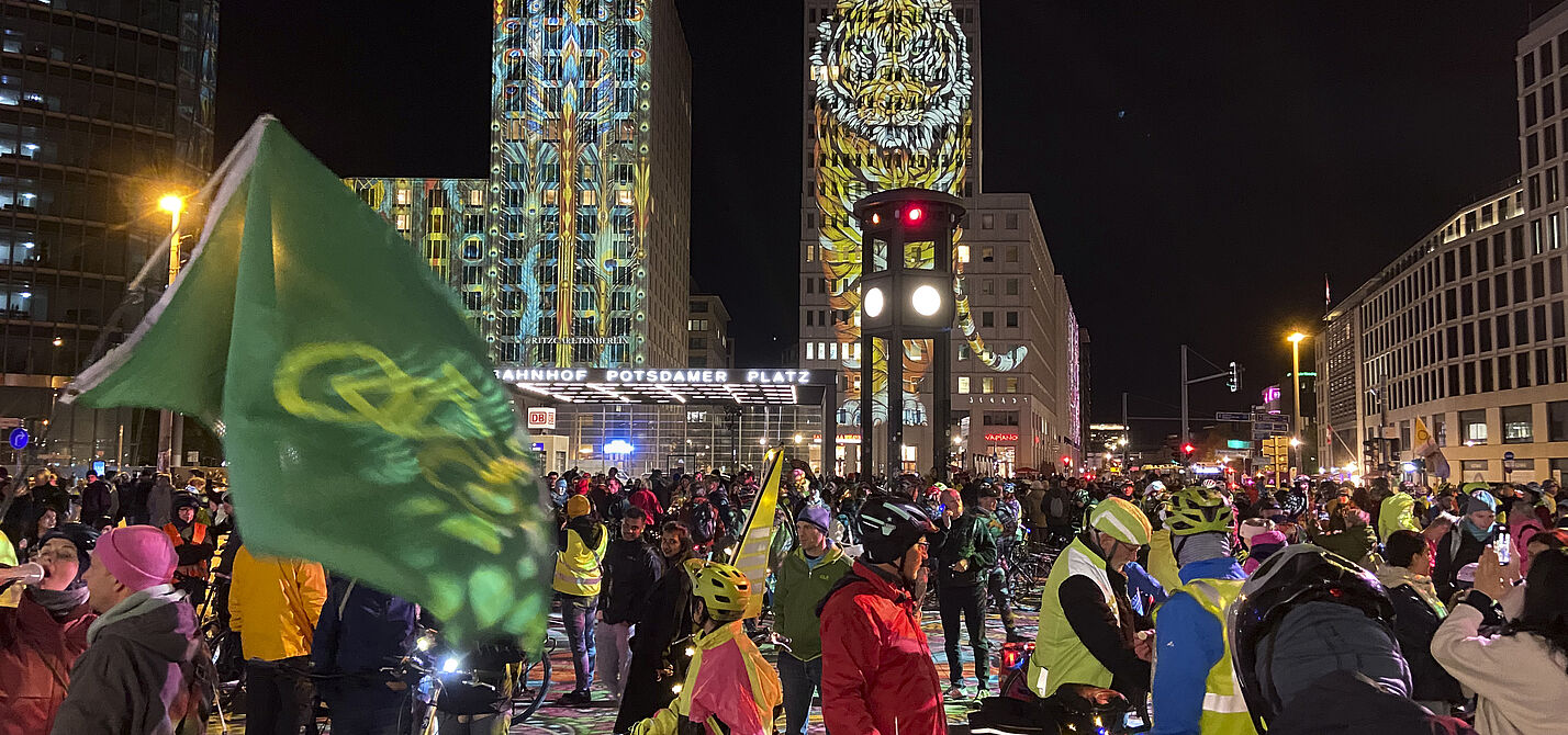 ADFC-Lichterfahrt Start der Lichterfahrt am Potsdamer Platz, die Gebäude sind beim Festival of Lights bunt angestrahlt.