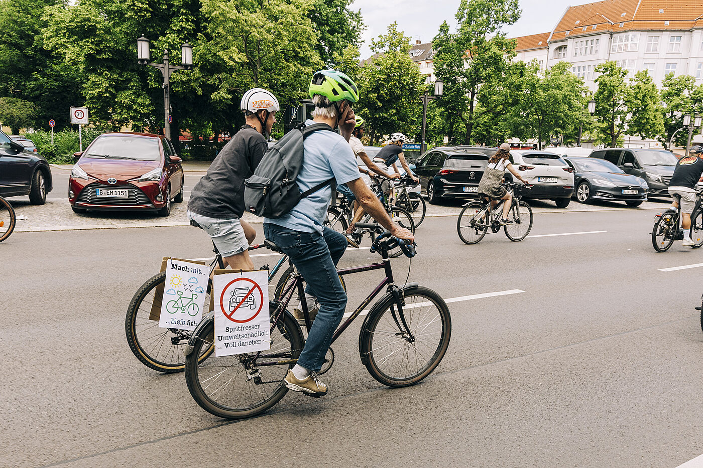 Sternfahrt 2026 Schilder Radfahrende mit Schildern