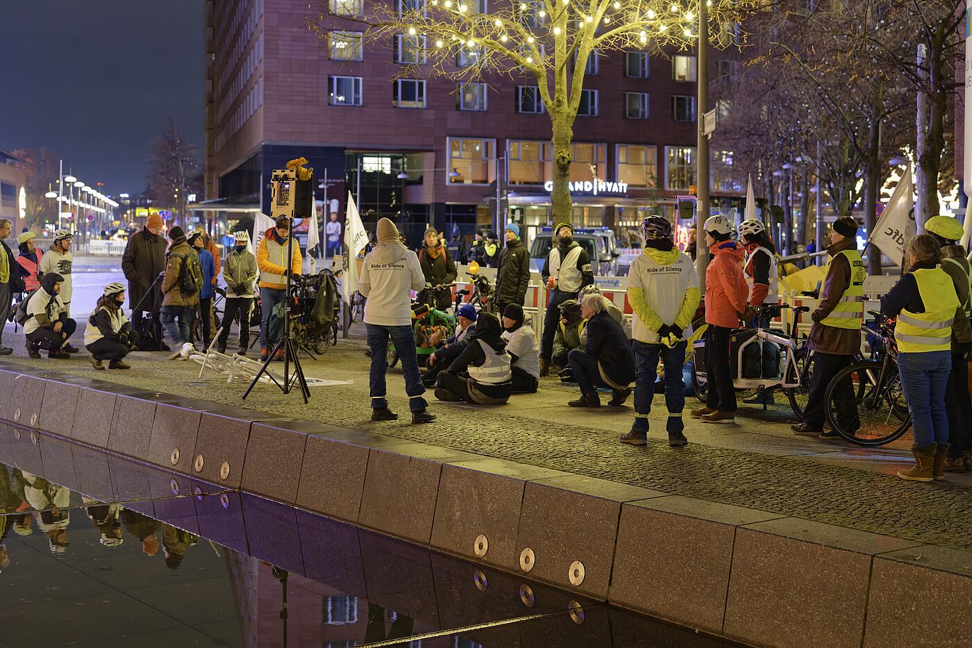 Geisterrad 24.11.2025 Mitte Menschen mit Warnwesten stehen bei einer Mahnwache