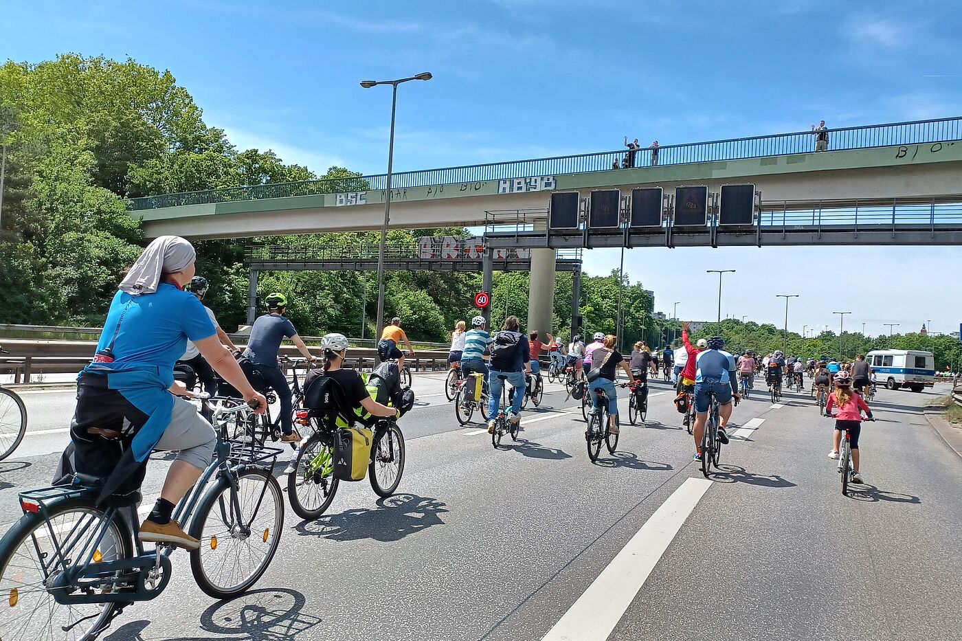 ADFC-Sternfahrt 2025 Menschen fahren bei der ADFC-Sternfahrt mit dem Fahrrad über die Autobahn
