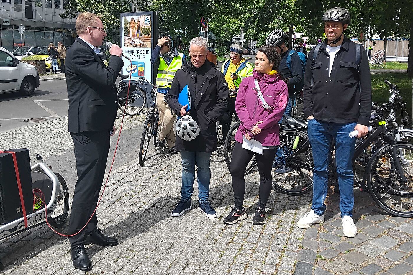 Begrüßung durch Tino Schopf und Dennis Buchner SPD-Verkehrspolitischer Sprecher Tino Schopf, SPD-Umweltpolitische Sprecherin Linda Vierecke sowie der stellvertretende Parlamentspräsident Dennis Buchner und der Abgeordnete Danny Freymark begrüßen die Parlamentarier:innen zur ersten Berliner Parlamentarischen Radtour.