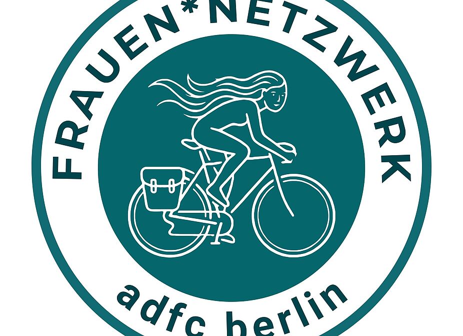Signal-Chat Logo des ADFC Berlin Frauen*Netzwerks Auf einem kreisrunden Logo in grüner Farbe ist eine Frauenfigur zu sehen, die mit wehenden Haaren auf einem Fahrrad fährt. Um das Logo herum steht FRAUEN*NETZEWRK und adfc berlin