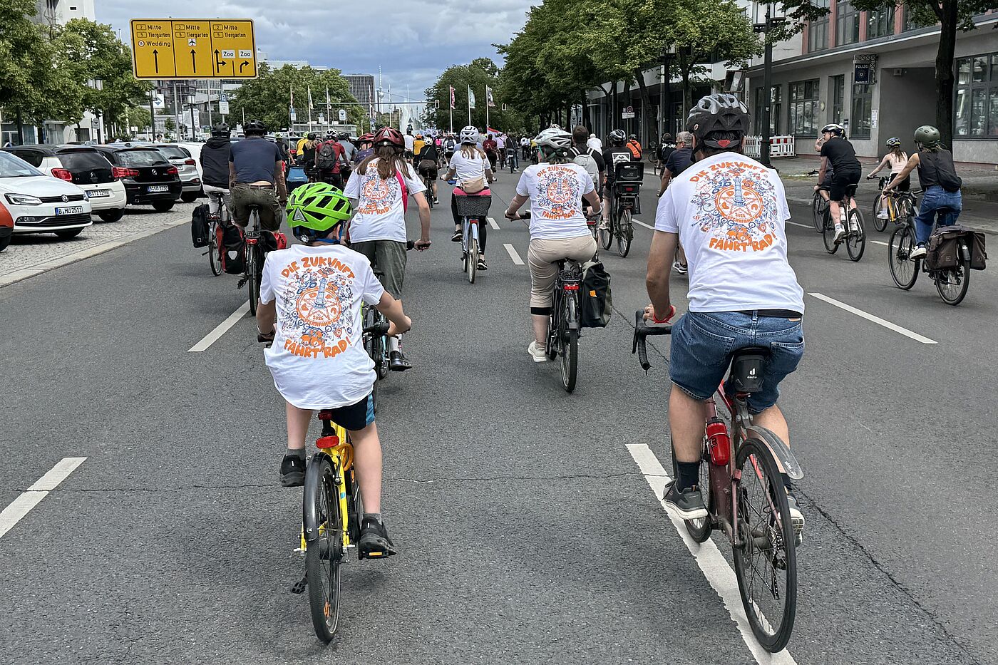 Sternfahrt 2026 Die Zukunft fährt Rad Zwei Erwachsene und zwei Kinder mit T-Shirts: Die Zukunft fährt Rad!