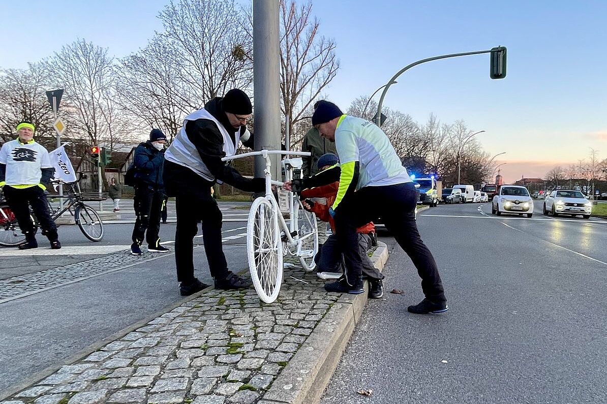 Zum Gedenken an den getöteten Radfahrer in Spandau stellt der ADFC Berlin ein weißes Geisterrad auf. Zum Gedenken an den getöteten Radfahrer in Spandau stellt der ADFC Berlin ein weißes Geisterrad auf.