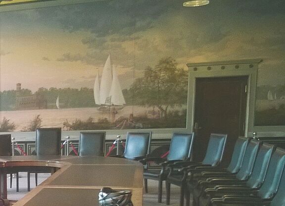 Fahrradhelm im Goldenen Saal des Rathauses Schöneberg