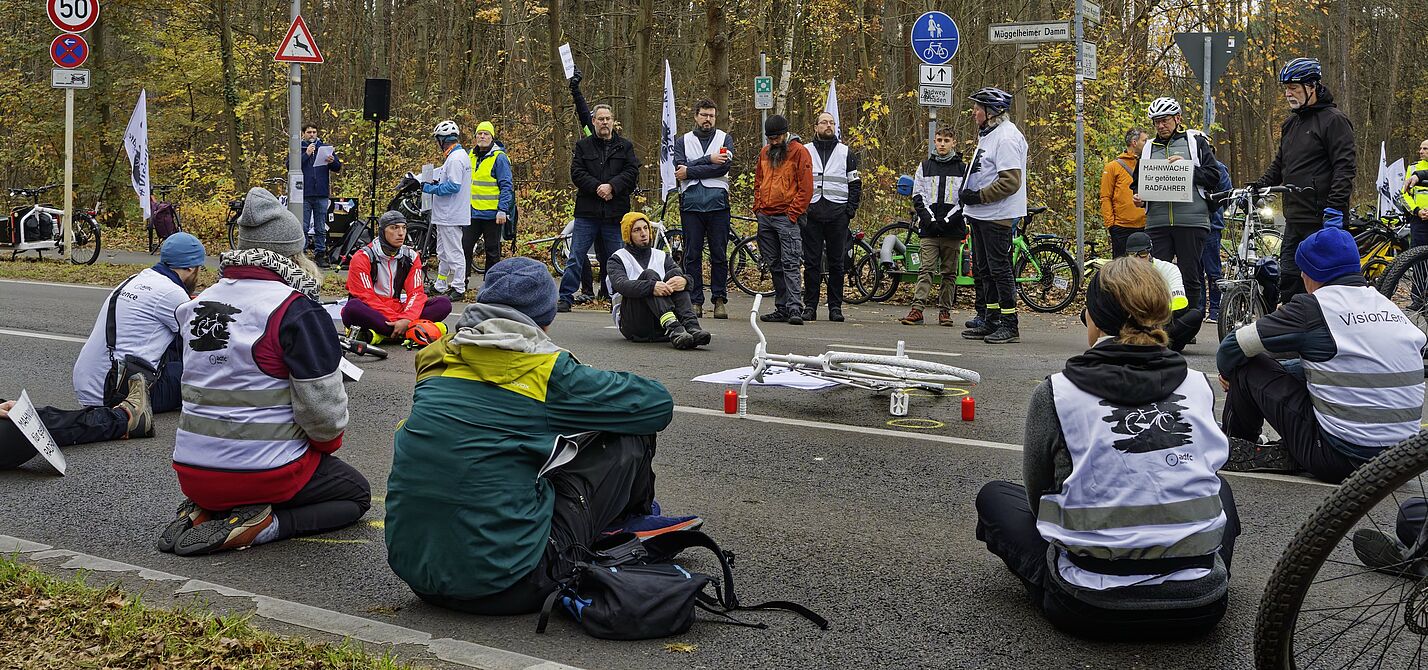 #VisionZero-Demo und Mahnwache für getöteten Radfahrer in Müggelheim Menschen sitzen zur Mahnwache auf der Fahrbahn und gedenken eines getöteten Radfahrers