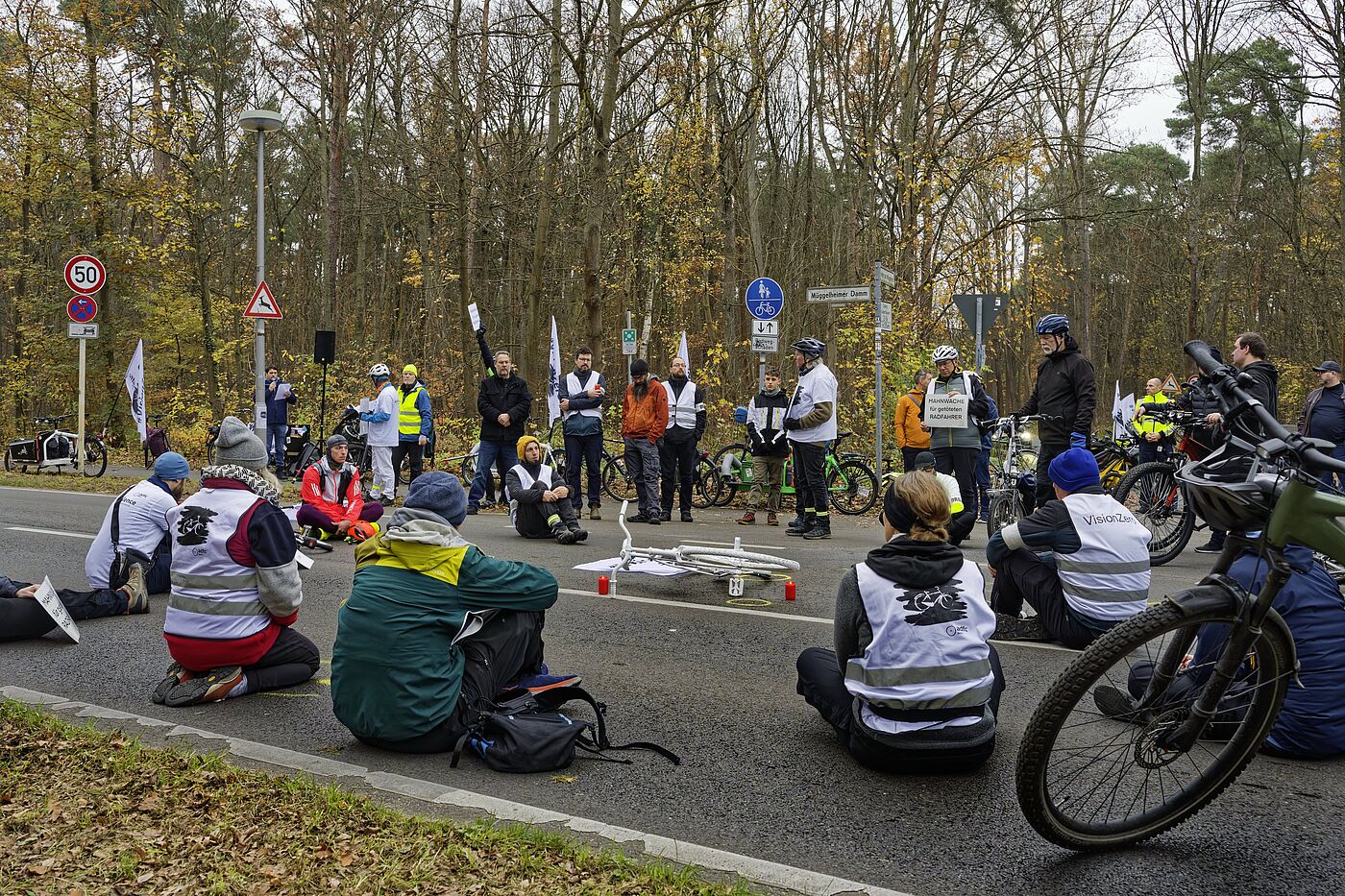 #VisionZero-Demo und Mahnwache für getöteten Radfahrer in Müggelheim Menschen sitzen zur Mahnwache auf der Fahrbahn und gedenken eines getöteten Radfahrers