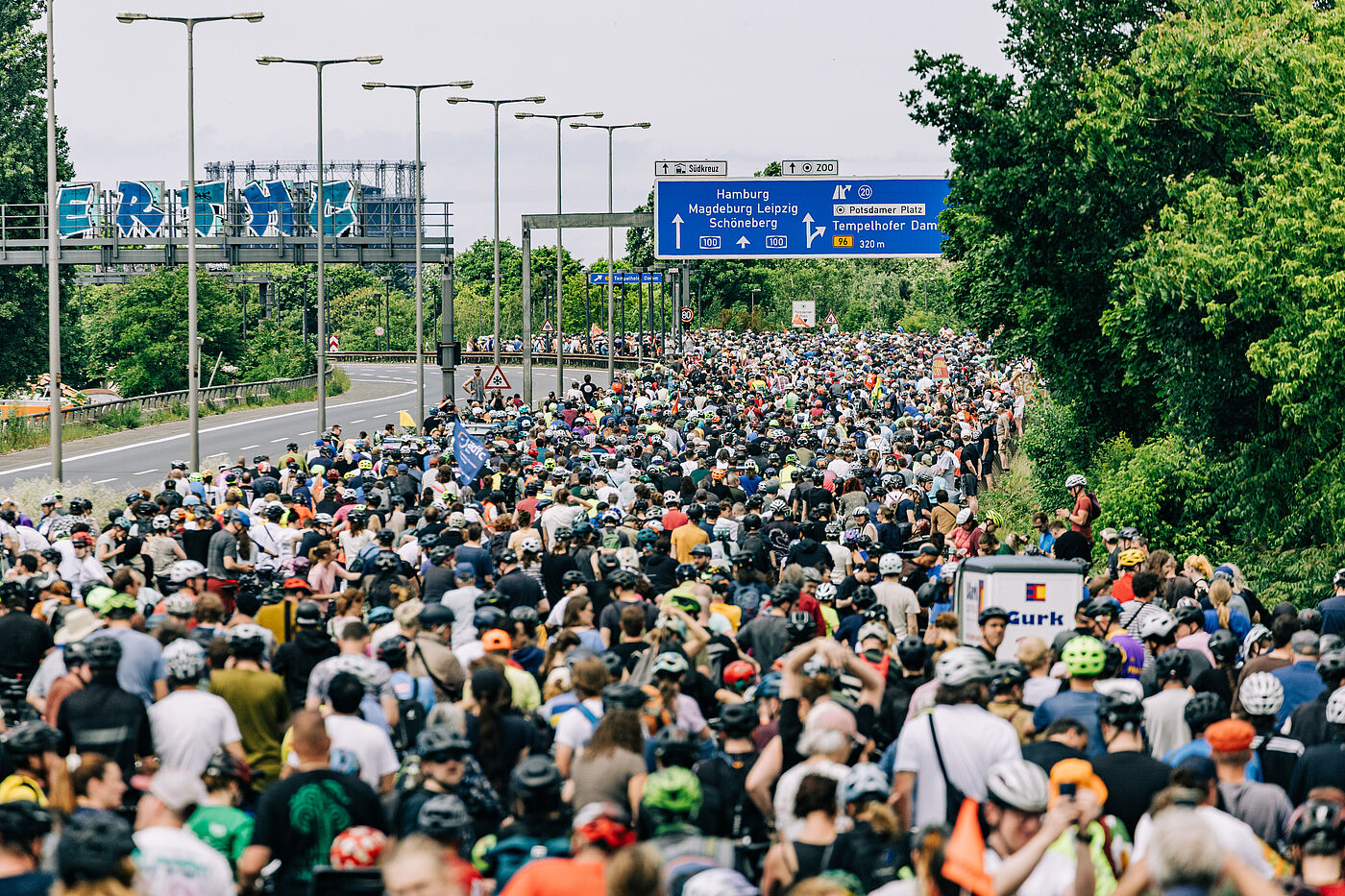 ADFC-Sternfahrt 2025 Massen an Radfahrenden auf der Autobahn