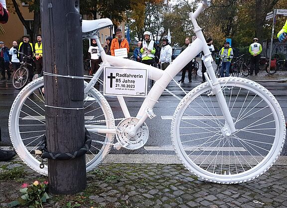 Geisterrad 23-10-27 weißes Geisterrad für verstorbene 85-jährige Radfahrerin