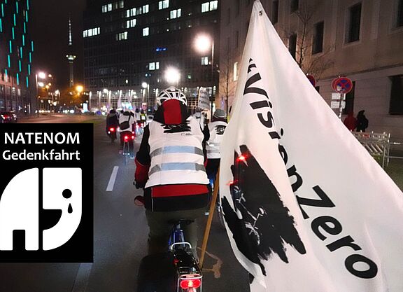 Radfahrende Mahnwache, Visionzero Fahrraddemo in Berlin mit Natenom Logo links unten