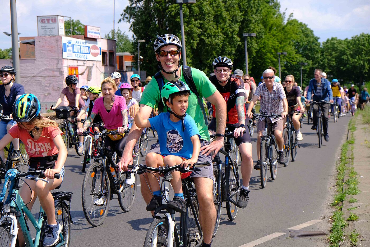 Die ADFC-Sternfahrt fährt auf die A100 ADFC Sternfahrt am 2. Juni 2024 in Berlin