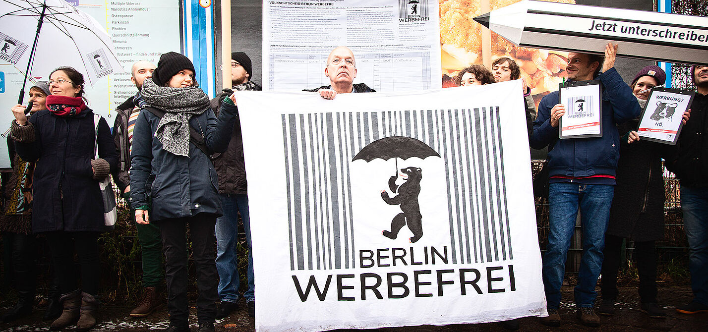 Start Unterschriftensammlung Menschen mit Plakaten und einem riesigen Stift: Start der Unterschriftensammlung von Berlin Werbefrei am 16. Januar 2018