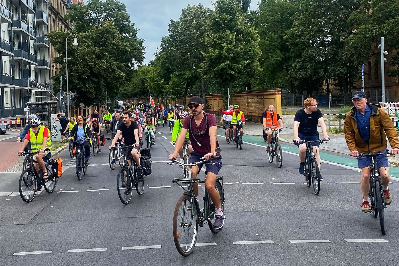 Radwegestopp Demo 09.08.2024 Menschen fahren bei einer Fahrrademonstration die Straße entlang