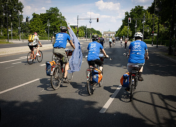 Foto Ordner:innen Sternfahrt 2021 Ordner:innen auf dem Fahrrad unterstützen den Ablauf bei der Demo