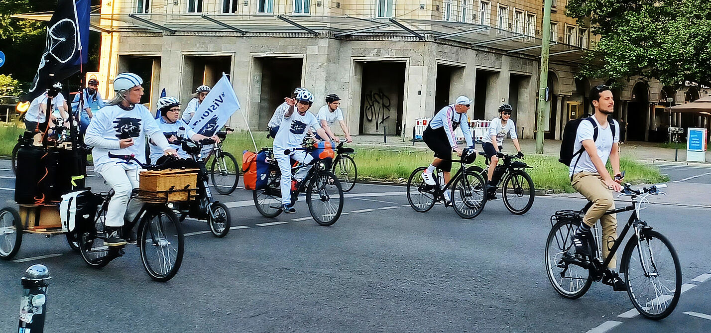Weiß gekleidete Menschen erinnern an getötete Radfahrende Weiß gekleidete Menschen erinnern an getötete Radfahrende