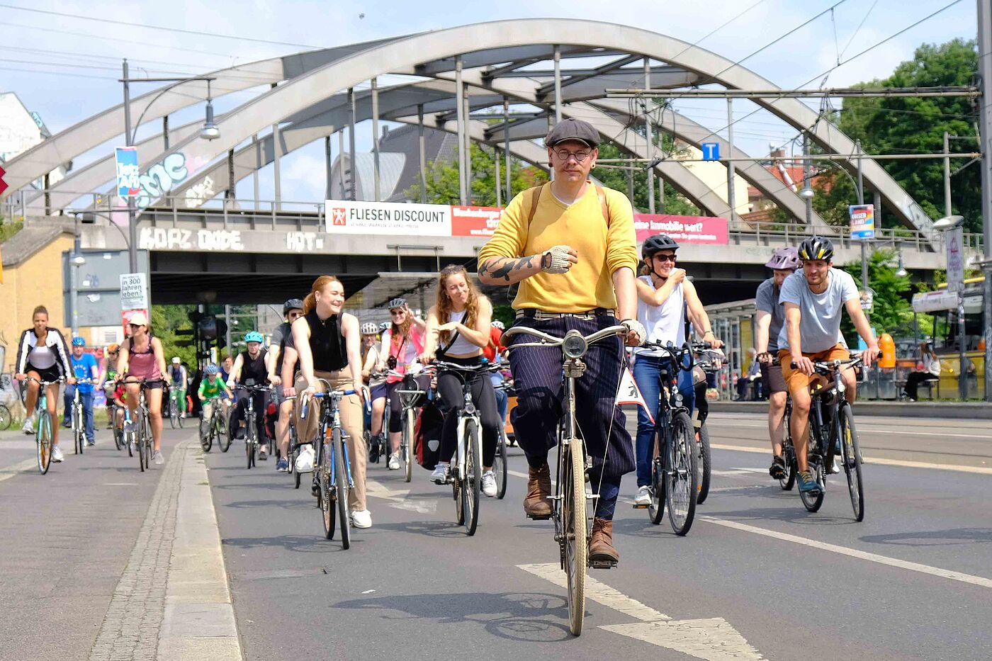 Von Pankow geht es weiter zum Roten Rathaus. ADFC-Sternfahrt in Berlin. Von Pankow geht es weiter zum Roten Rathaus. ADFC-Sternfahrt in Berlin.