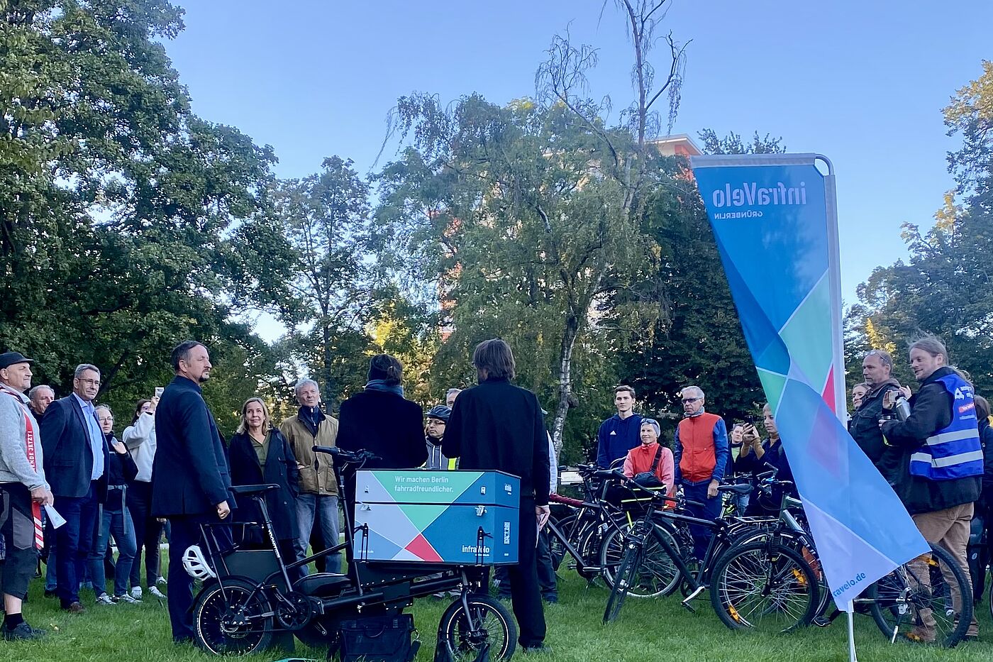 Auftakt zum Anradeln auf der Grunewaldstraße in Berlin Schöneberg am 24.09.2025 Auf der Wiese des Bayerischen Platzes in Berlin Schöneberg haben sich Teilnehmende eines "Anradelns" der neuen Radwege auf der Grunewaldstraße versammelt.