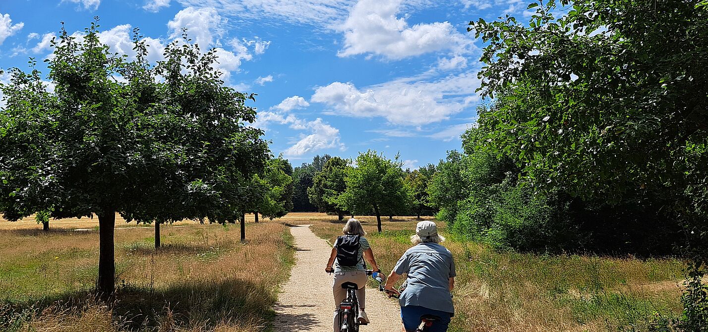 Kieztour in Tempelhof zwei Radlerinnen auf grünem Weg