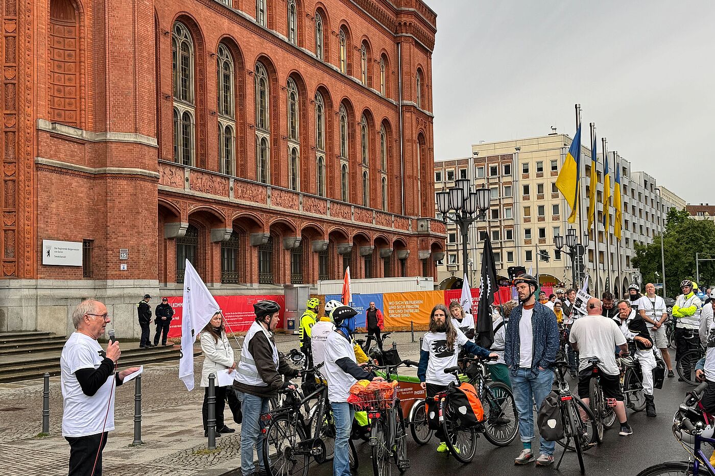 Ride of Silence 2026 Rotes Rathaus Ansprache vor Radfahrenden vor dem Roten Rathaus