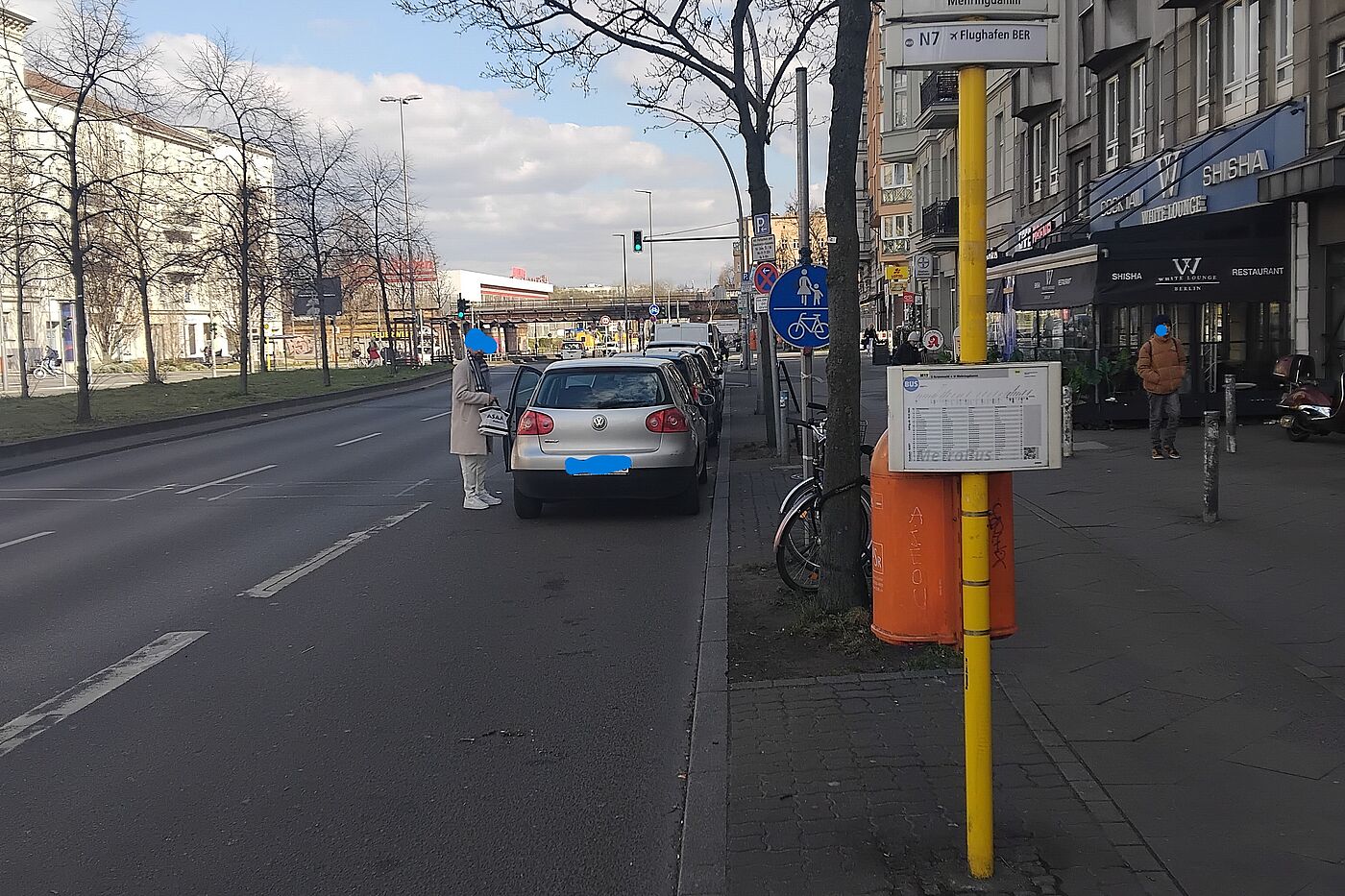 Bushaltestelle Yorkstraße Das Bild zeigt eine Bushaltestelle, wobei der Bus in der gleichen Spur mit zu nah parkenden Autos halt.