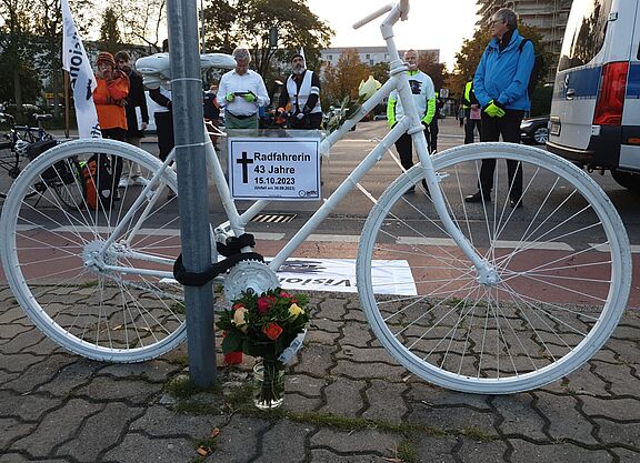 Geisterrad 18-10-2023 weißes Geisterrad mit Schild für verstorbene 43-jährige Radfahrerin