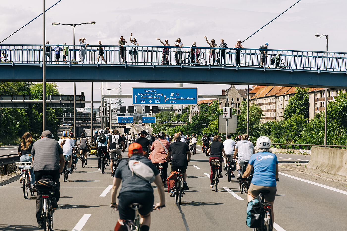 Sternfahrt 2025 Menschen auf einer Brücke schauen auf die Fahrradsternfahrt auf der Autobahn